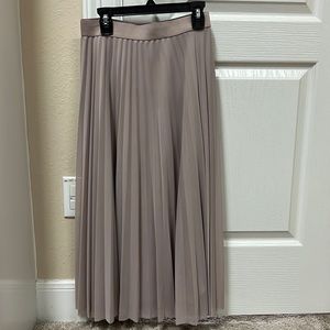 Very nice bleated skirt!